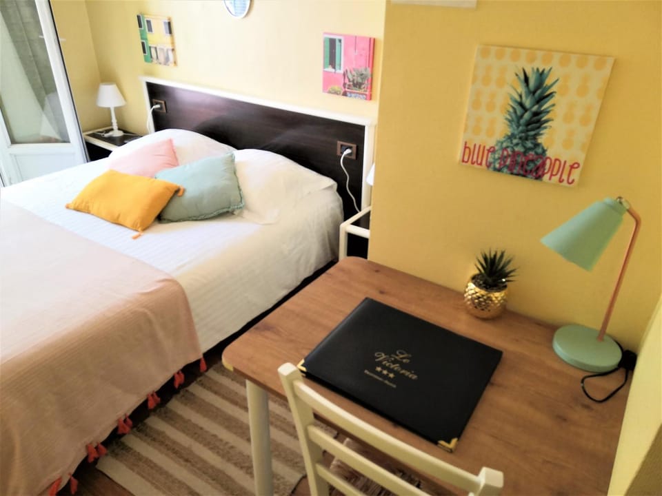 Bed, Seating area