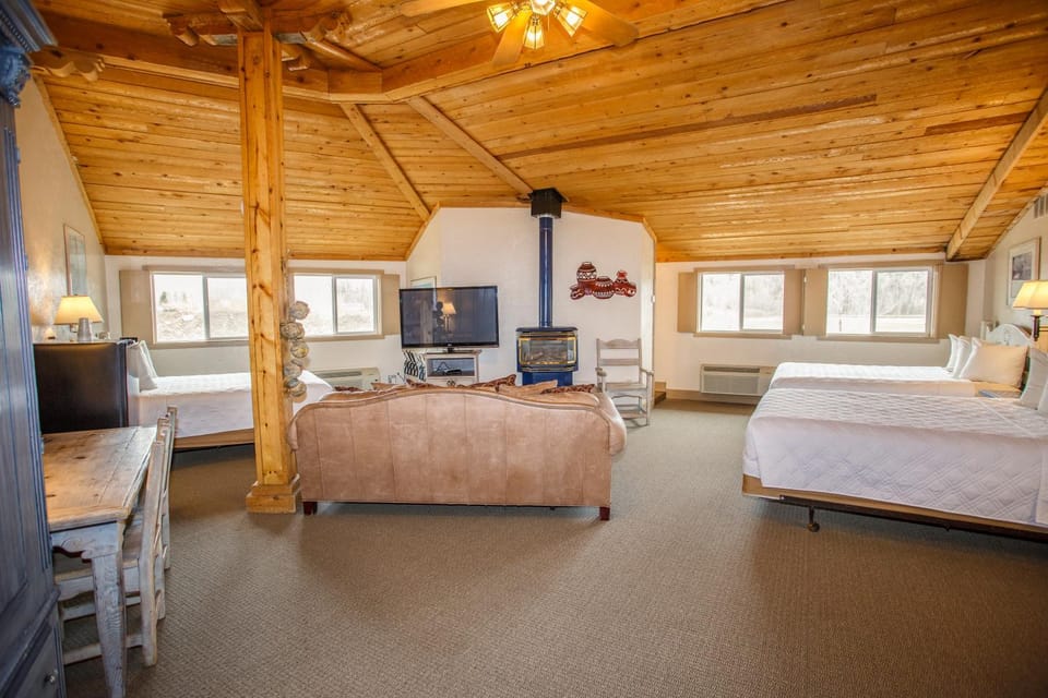 Photo of the whole room, Seating area