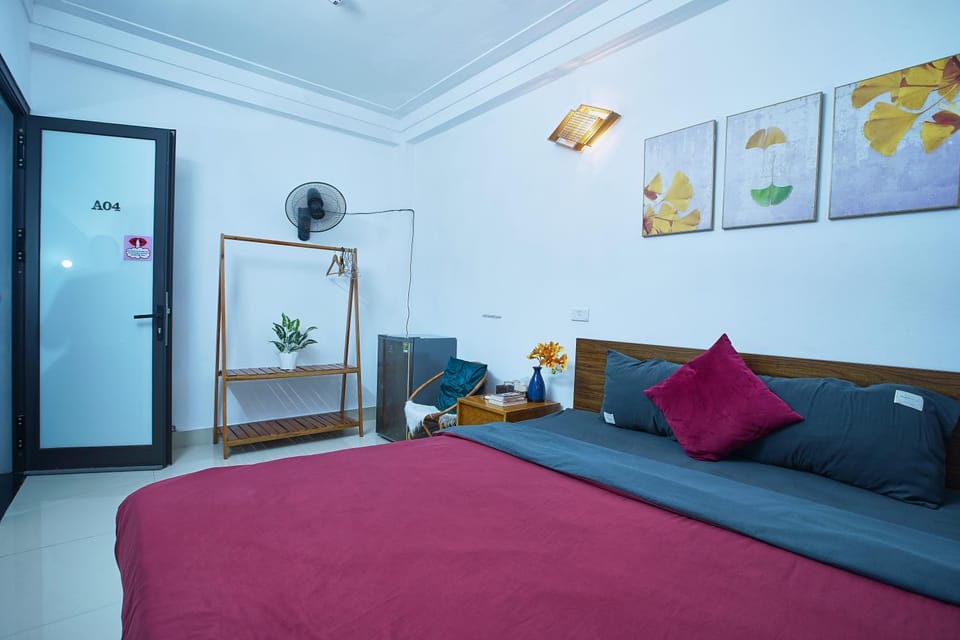 Shower, Toilet, Bed, Bedroom, bidet, flat iron, hair dryier, internet, room service, laundry, dryer, air conditioner