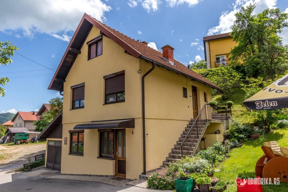 Property building, Day, Neighbourhood