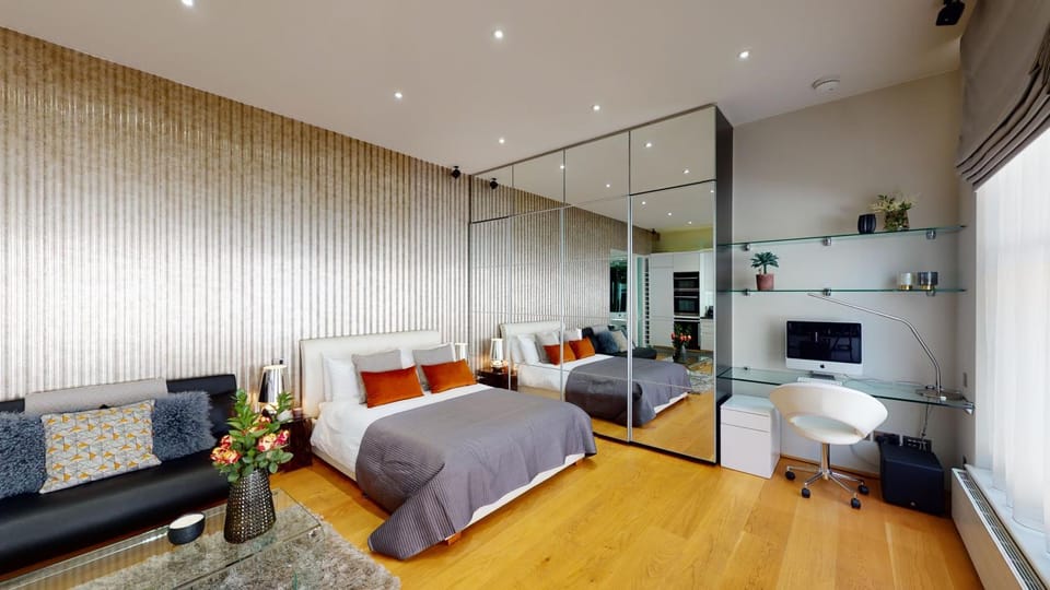 Bed, TV and multimedia, Kitchen or kitchenette, Living room, Photo of the whole room, Seating area, Bedroom