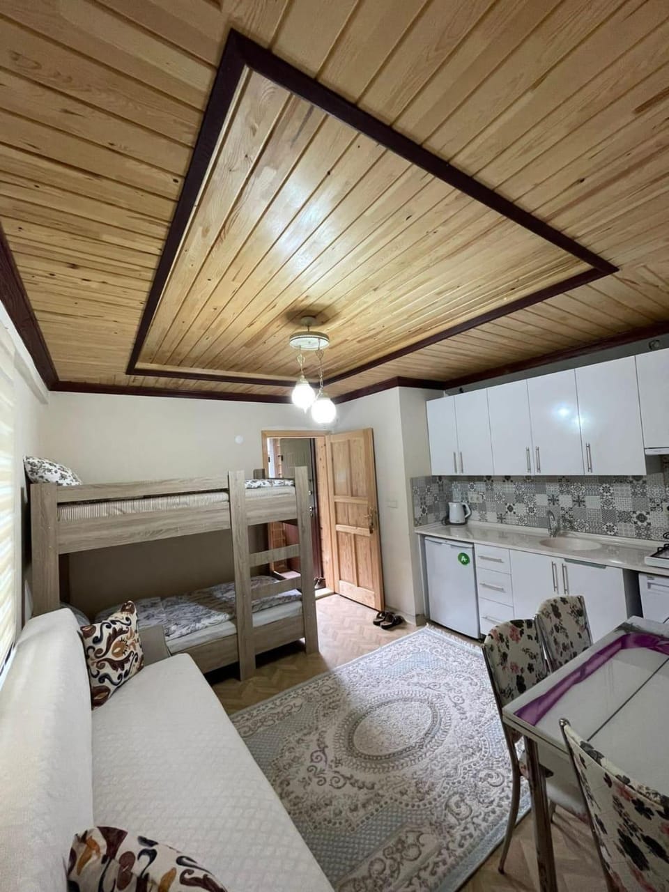 Bed, Kitchen or kitchenette, Living room, Seating area, Dining area, stove