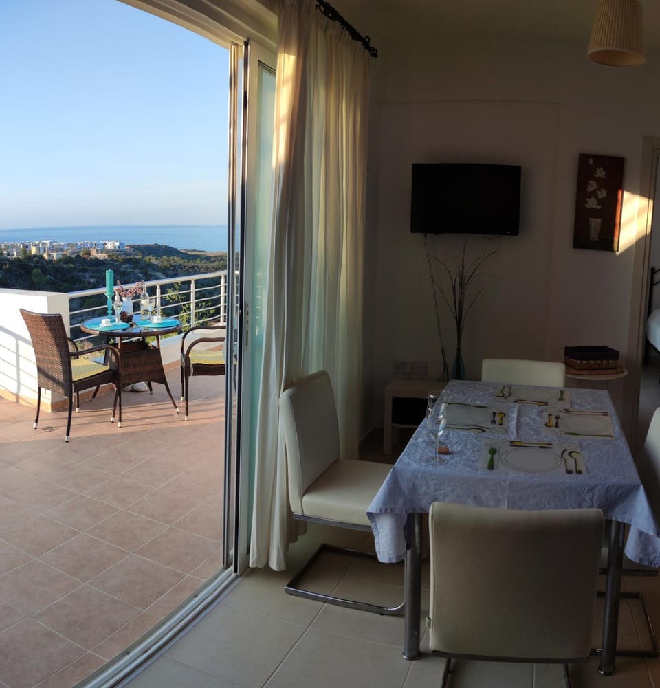 TV and multimedia, View (from property/room), Balcony/Terrace, Seating area, Sea view