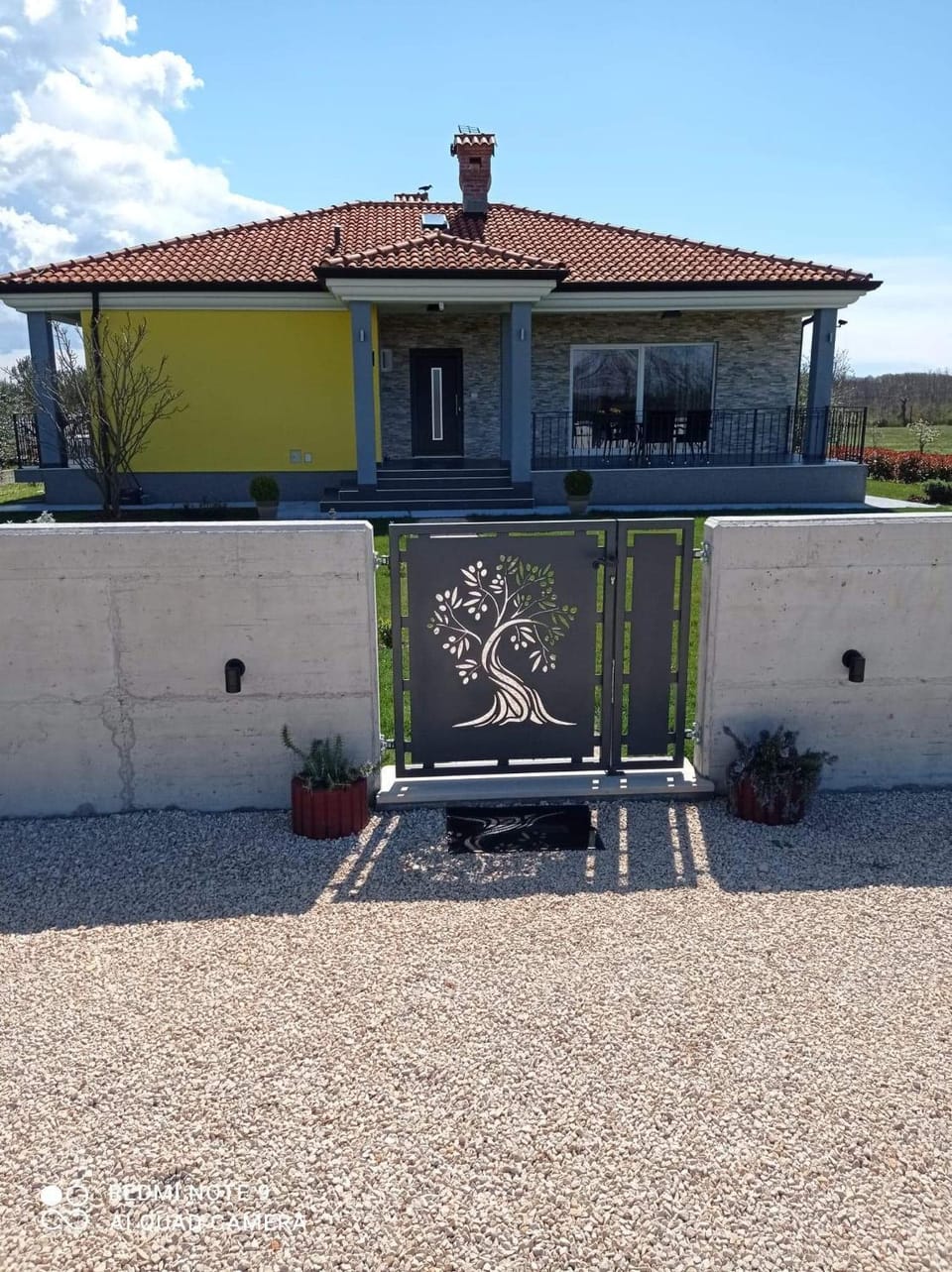 Facade/entrance
