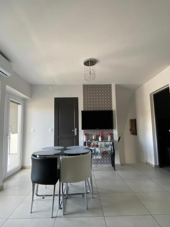 TV and multimedia, Kitchen or kitchenette, Living room, Dining area