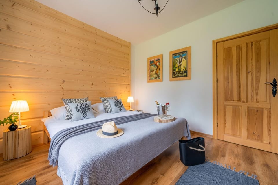 Bed, Photo of the whole room, Decorative detail, Seating area, Bedroom