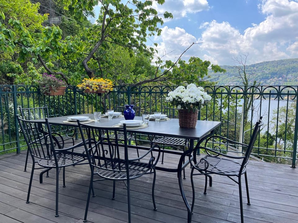 Natural landscape, View (from property/room), Balcony/Terrace, Balcony/Terrace, Dining area, Lake view, Mountain view