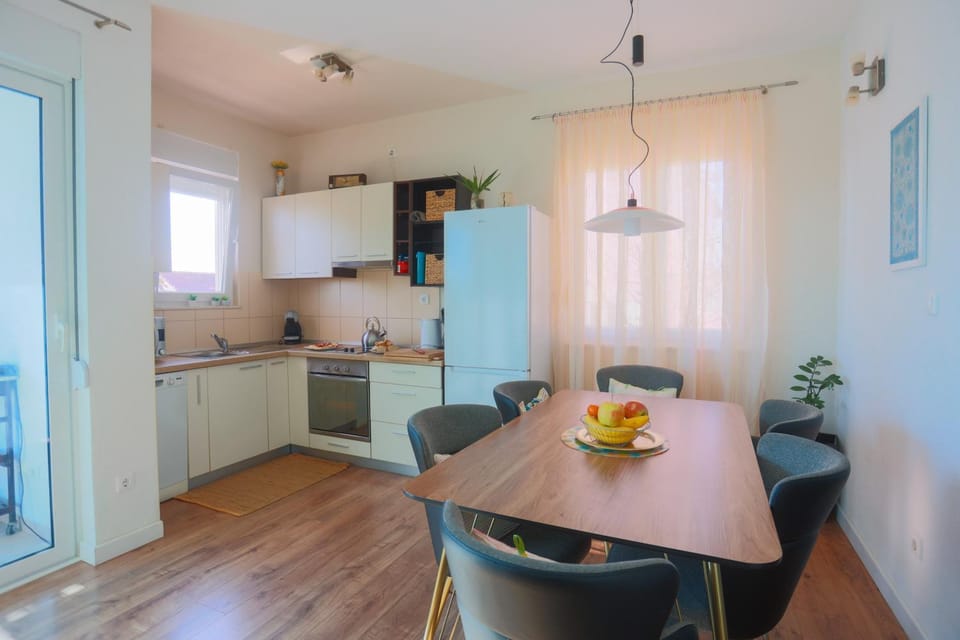 Kitchen or kitchenette, Dining area, dishwasher, minibar, pet friendly, stove