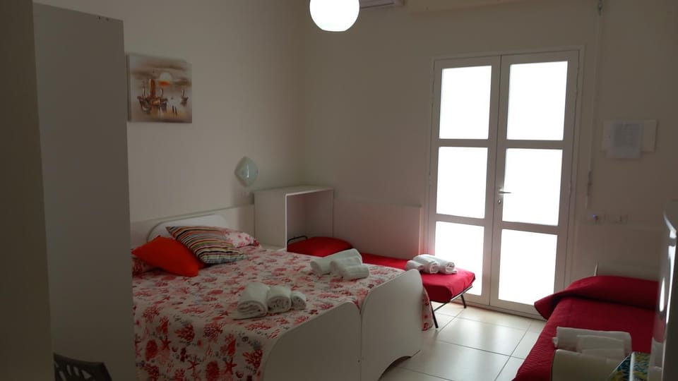 Bed, Photo of the whole room, Bedroom, microwave, towels