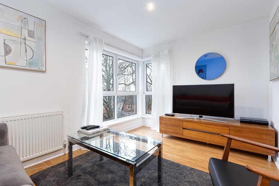 Modern 2 bed BroomPark/Central apt. with Parking Apartment in Glasgow