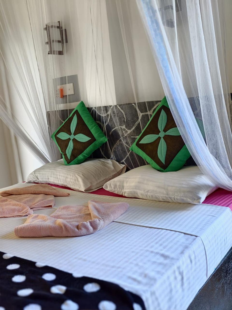Bed, Bedroom, towels