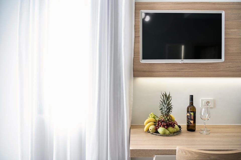 Coffee/tea facilities, Decorative detail, Dining area, Bedroom