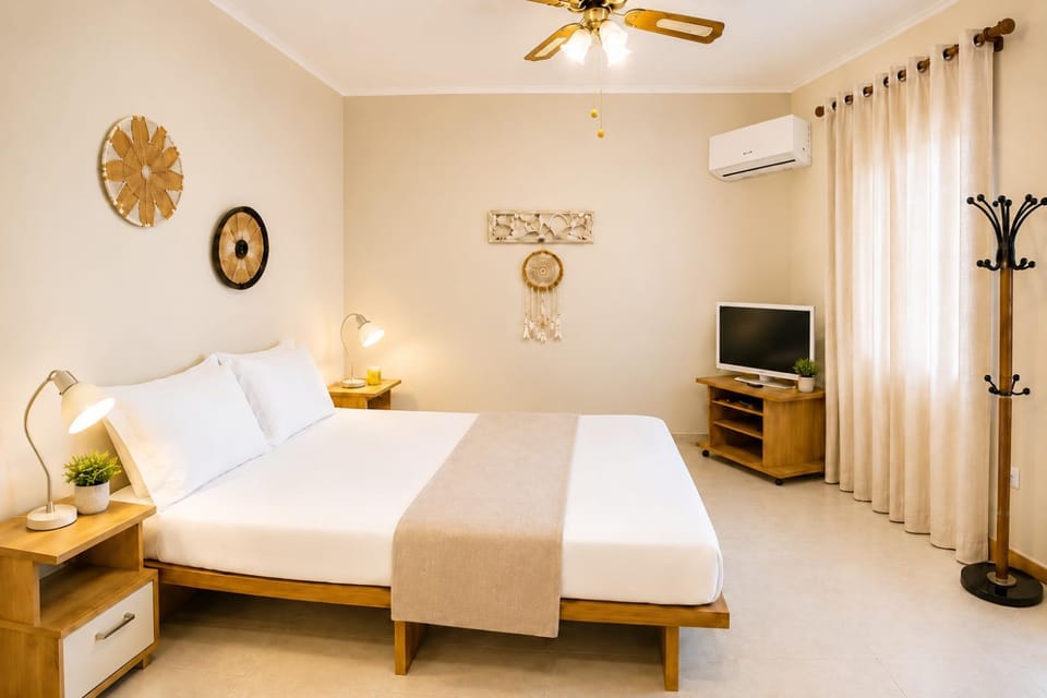 Bed, TV and multimedia, Bedroom
