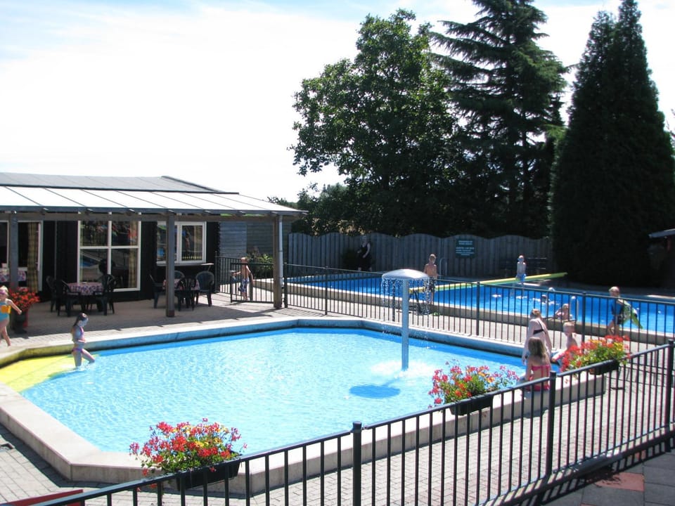 Boomstamhuis High Chaparral Campground/ 
RV Resort in Limburg (province)