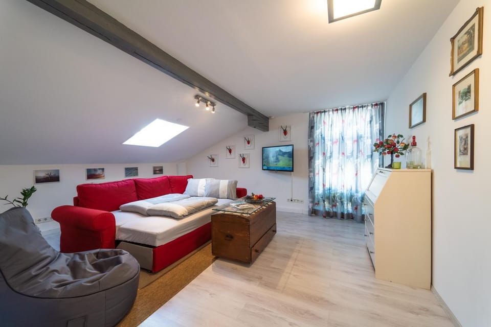 Bed, Living room, Photo of the whole room, Seating area