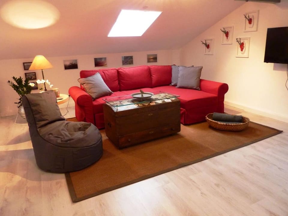 Bed, Living room, Photo of the whole room, Seating area