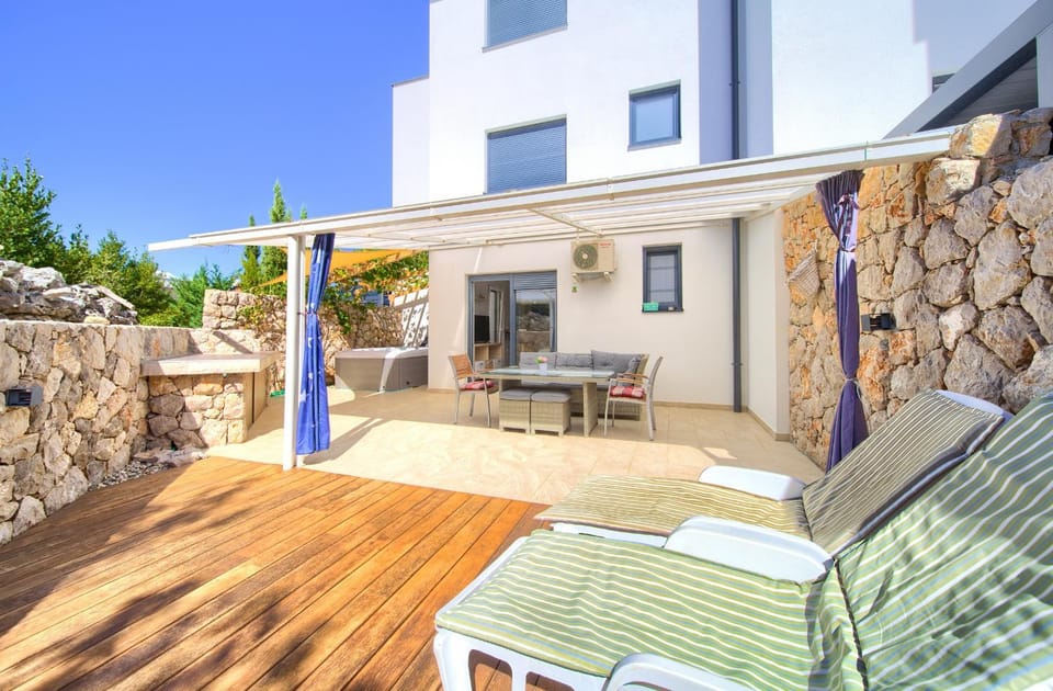Property building, Balcony/Terrace, Seating area