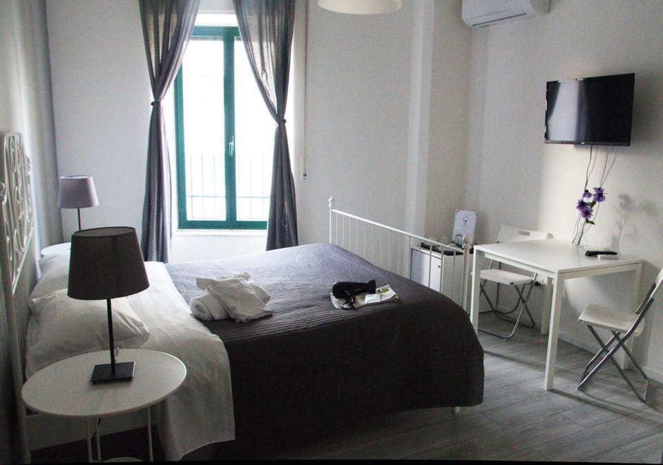 Bed, TV and multimedia, Photo of the whole room, Bedroom