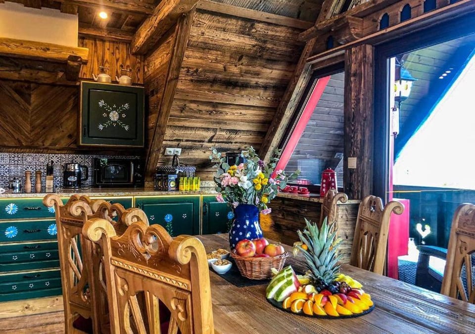 Kitchen or kitchenette, Food and drinks, Food, Drinks