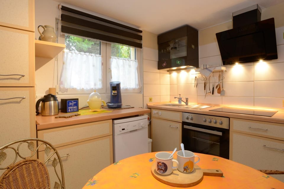Coffee/tea facilities, Kitchen or kitchenette, dishwasher, oven, stove