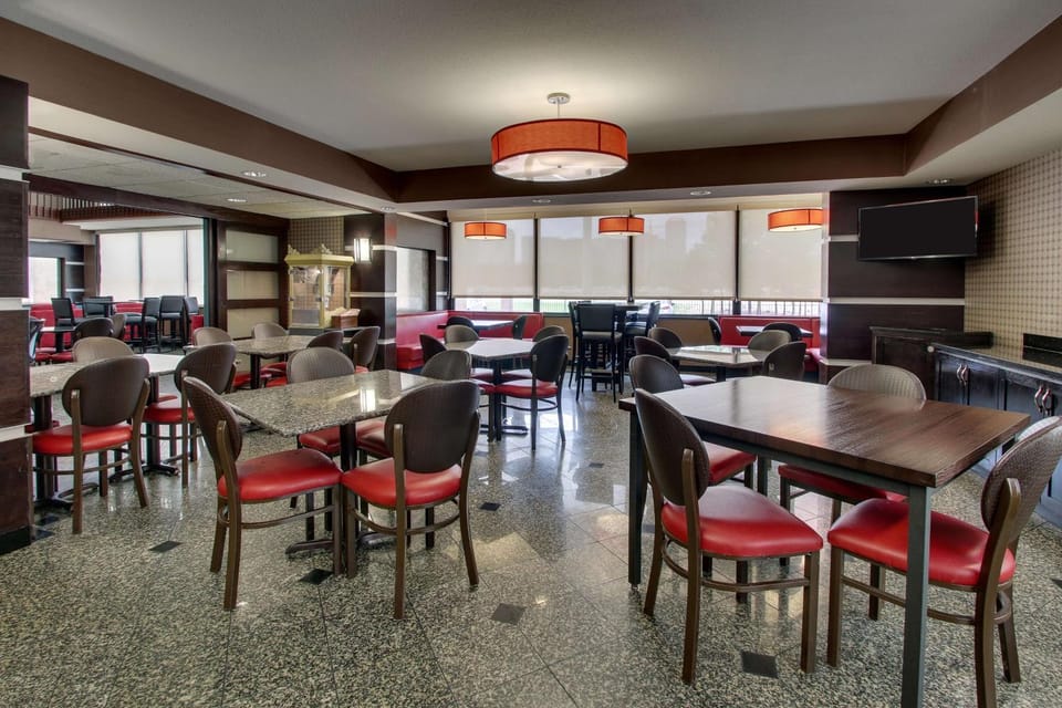 Restaurant/places to eat, Dining area, On site, Breakfast
