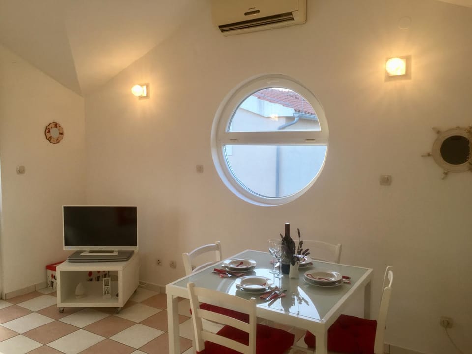 Communal lounge/ TV room, TV and multimedia, Living room, Photo of the whole room, Decorative detail, Seating area, Dining area, Breakfast, Lunch, Dinner, group of guests, Family