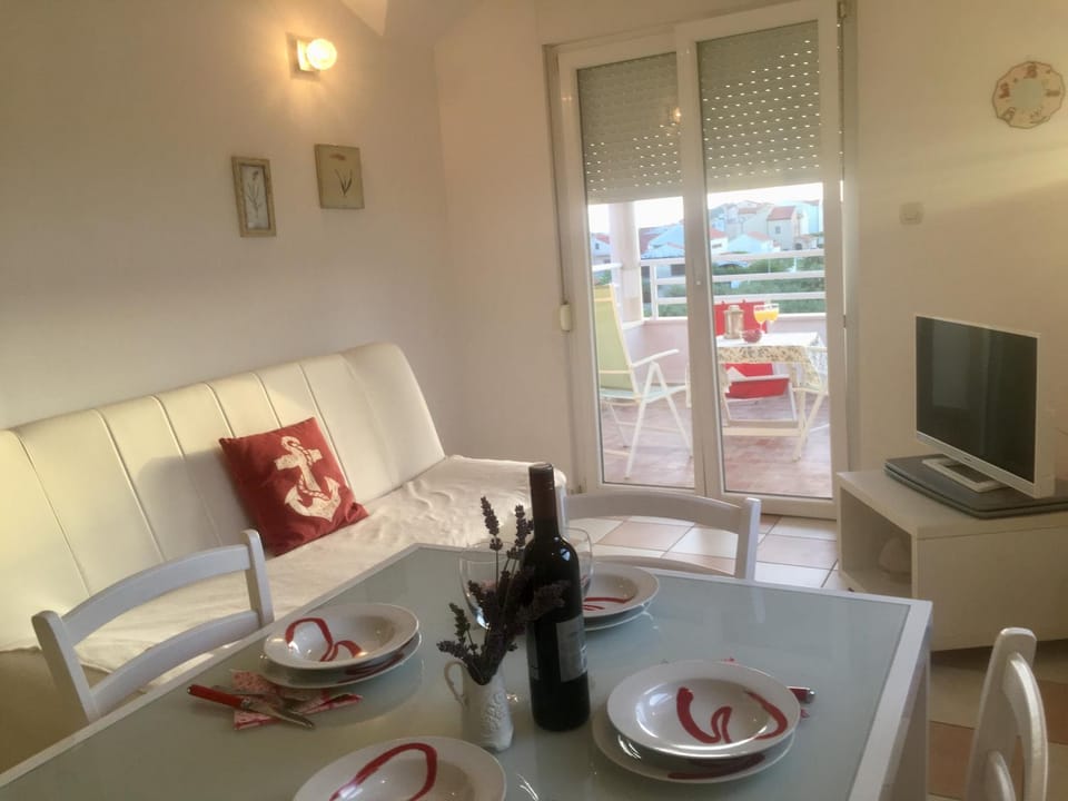 Living room, Seating area, Dining area, Food, Breakfast, Lunch, Dinner, Drinks, group of guests, Family