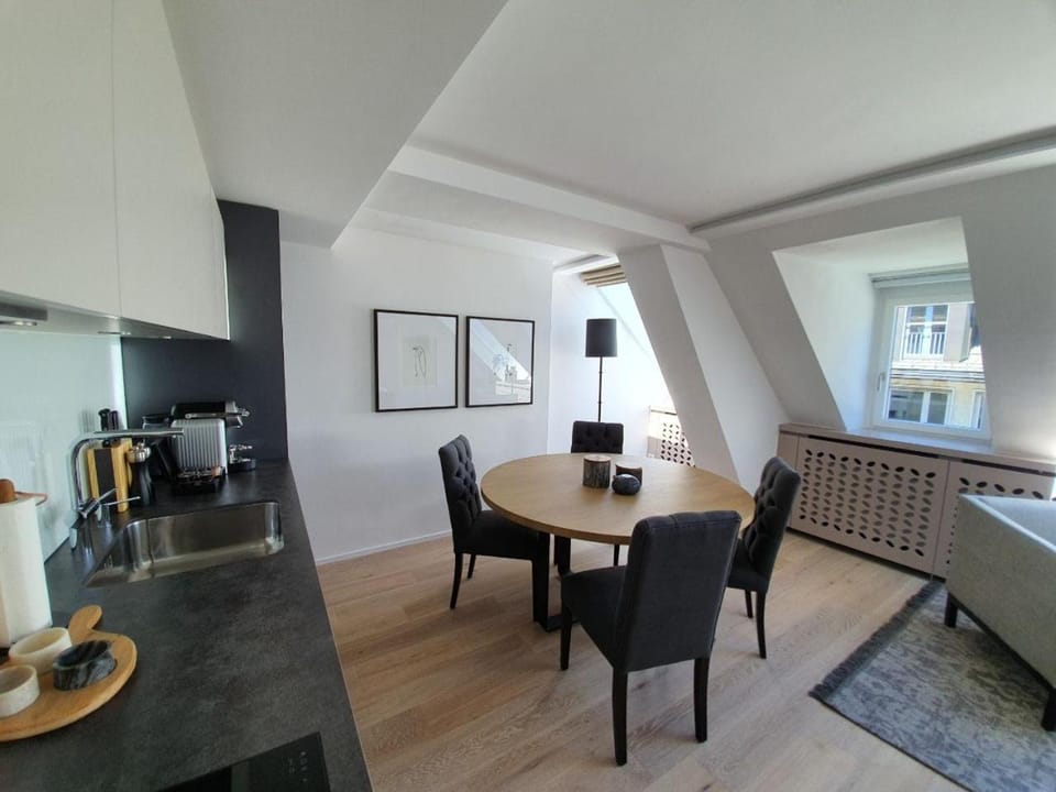 Kitchen or kitchenette, Seating area, Dining area