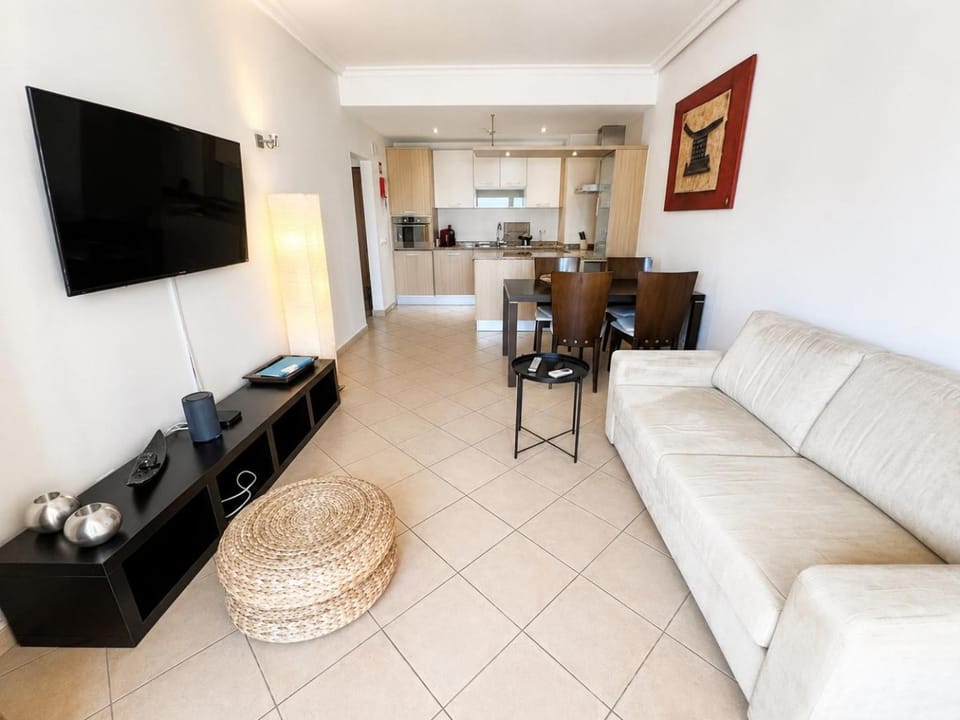 Casa Sol WIFI, AC, Pool, Near Praia da Rocha Beach Apartment in Portimao