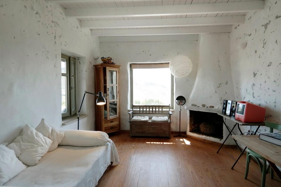 Bed, Living room, fireplace