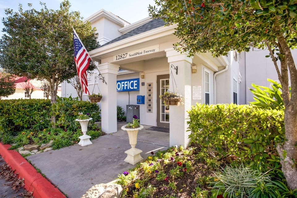 Property building, Facade/entrance, Day, On site, Time of day