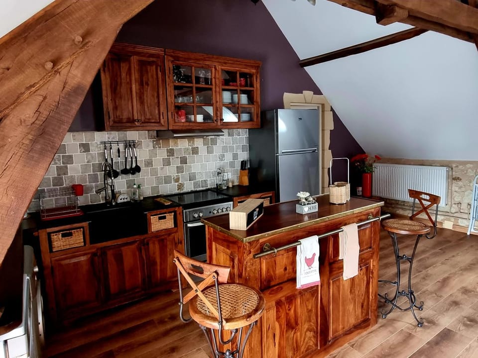 Kitchen or kitchenette, Lounge or bar, stove