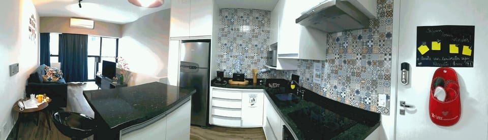 TV and multimedia, Coffee/tea facilities, Kitchen or kitchenette, Living room, Photo of the whole room, Decorative detail, Seating area, Dining area