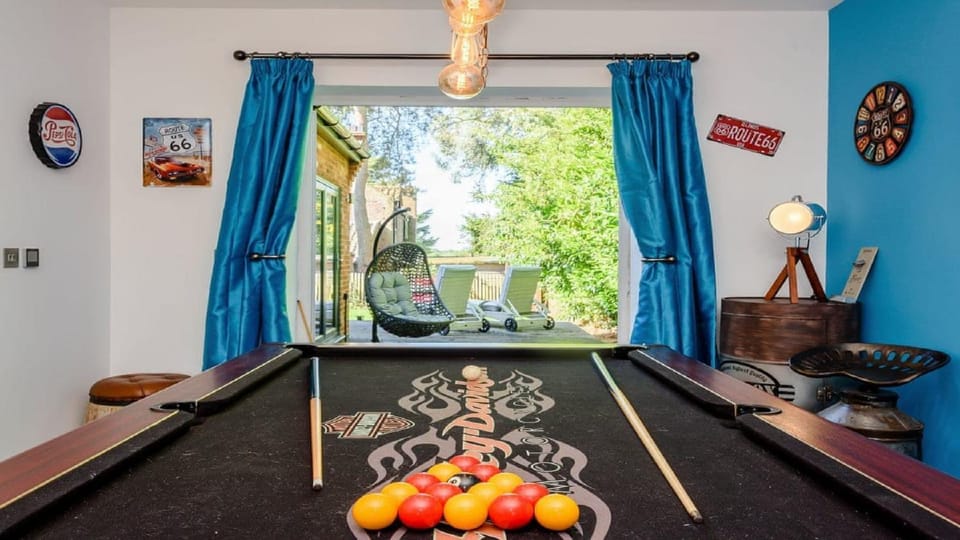Billiard, Game Room