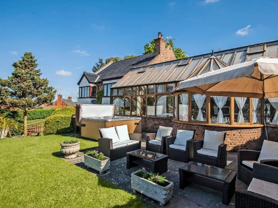 Property building, Patio, Garden, Seating area, Garden view, sunbed