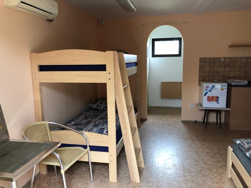 group of guests, bunk bed
