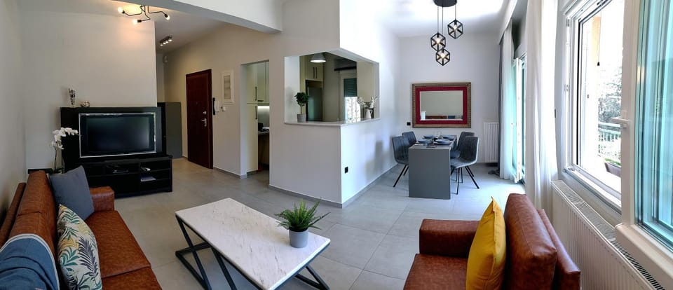 TV and multimedia, Living room, Seating area, Dining area