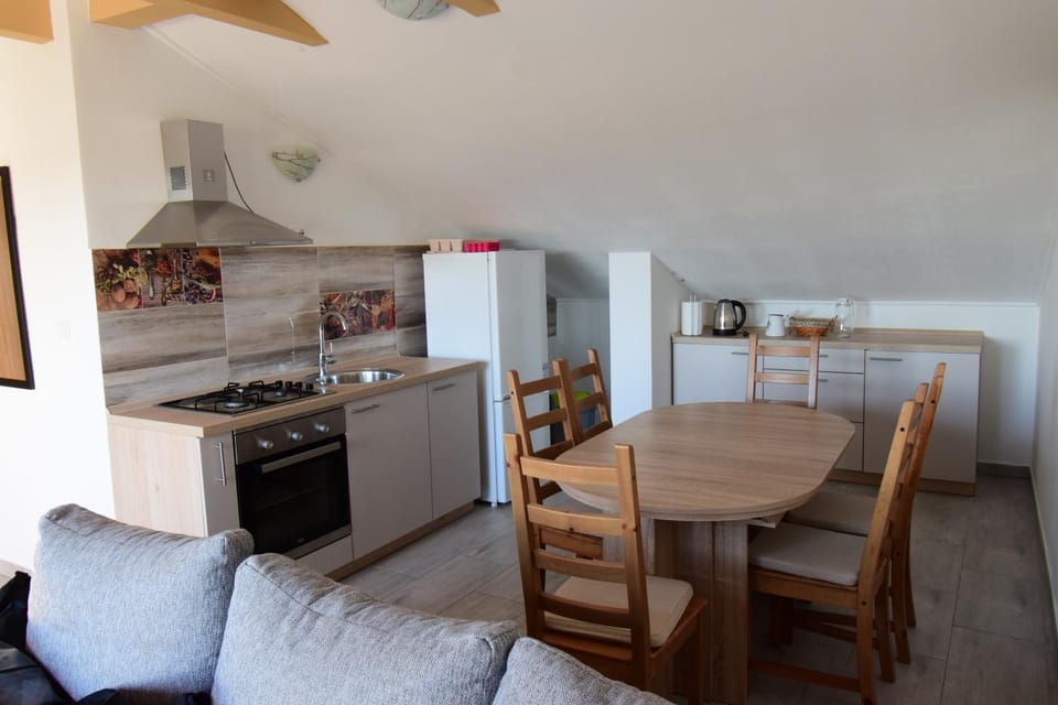Kitchen or kitchenette, Dining area, pet friendly, stove