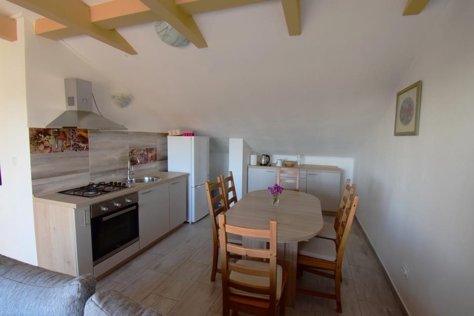Kitchen or kitchenette, Dining area, pet friendly, stove