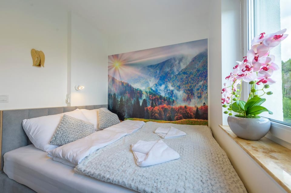 Bed, Photo of the whole room, Bedroom, towels