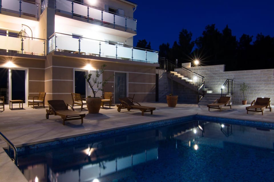 Villa Nikola - pool side apartments Apartment in Bol