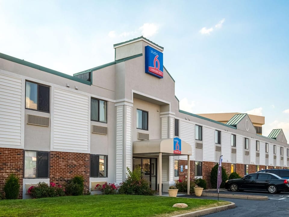 Property building, Facade/entrance, Day, Property logo or sign, Logo/Certificate/Sign, On site, Time of day