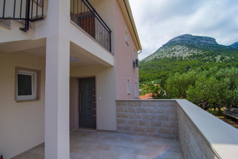 Villa Nikola - big terrace apartments Apartment in Bol