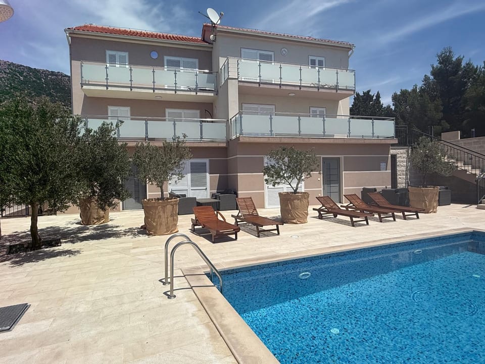 Property building, Swimming pool, sunbed