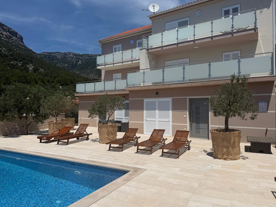 Day, Swimming pool, sunbed