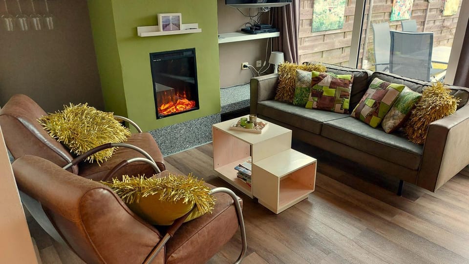 TV and multimedia, Living room, fireplace