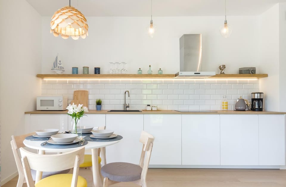 Kitchen or kitchenette, Dining area