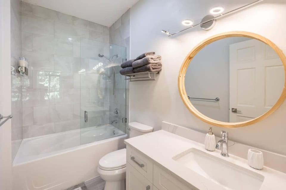 Shower, Toilet, Bathroom, Bath, towels