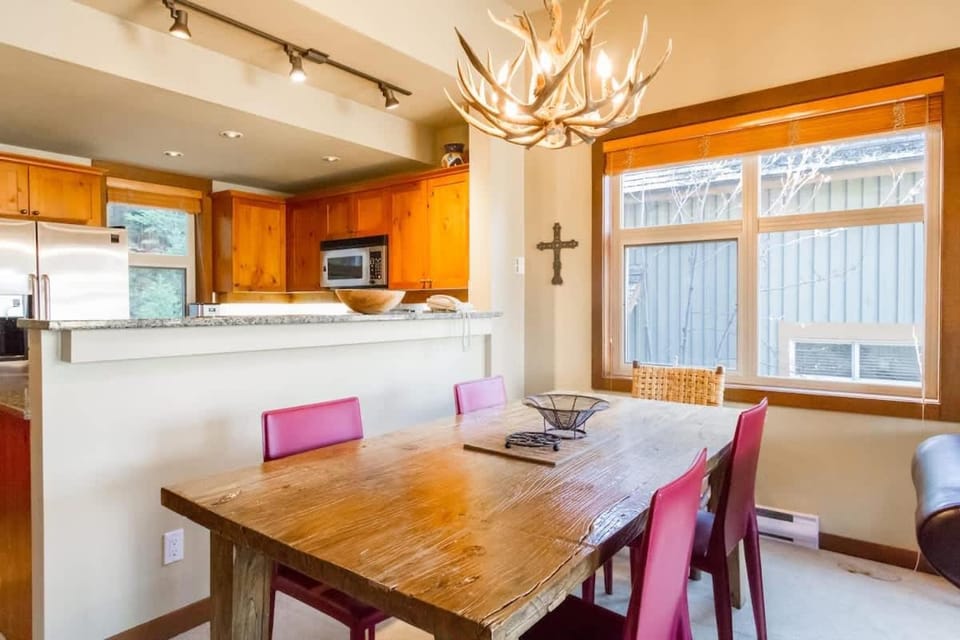 Ski in Ski out Minutes from Village, Private Hot Tub Sleeps 6 Free Shuttle House in Whistler