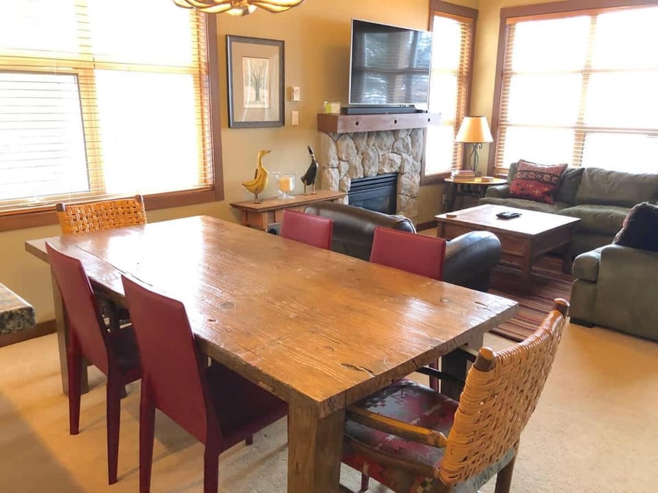 Ski in Ski out Minutes from Village, Private Hot Tub Sleeps 6 Free Shuttle House in Whistler
